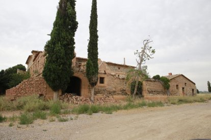 El despreniment a la teulada i les esquerdes s’aprecien en l’estructura de la casa.