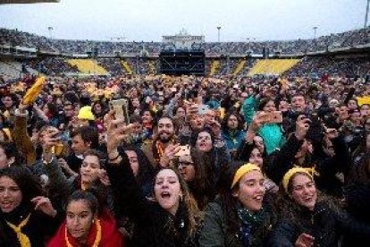 Miles personas piden la libertad de los exconsellers en un concierto para recoger fondos