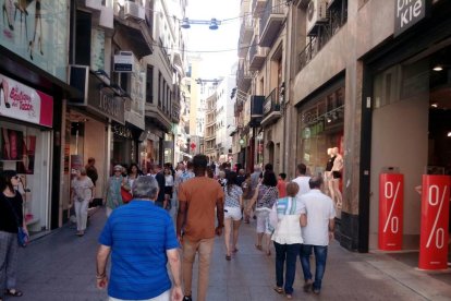 Buen tiempo y descuentos atractivos animan el domingo de rebajas