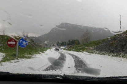 Una carretera cubierta de una gruesa capa de granizo ayer en las cercanías de Vic.