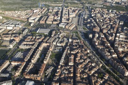 En el centro, el pabellón Barris Nord, y a la izquierda, después de la rambla, el sector SUR 13.