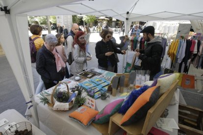 Jóvenes artistas exponen sus creaciones en el Mercat de les Idees