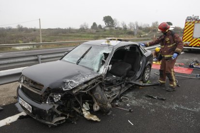 Vista del turismo accidentado ayer en la LL-12 en Albatàrrec. 