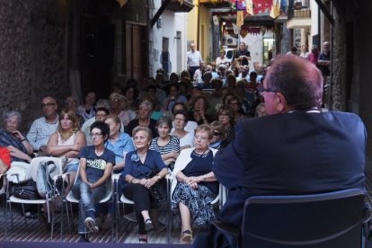 Públic al carrer del Sol d’Organyà, ahir en la presentació del llibre ‘La maternitat d’Elna’.