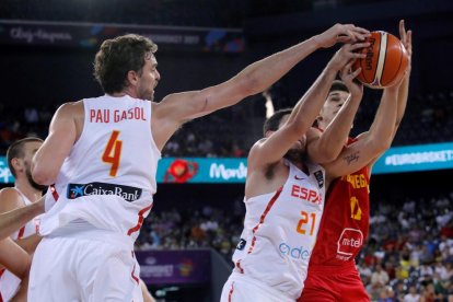 El balear Álex Abrines disputa un balón con Marko Todorovic.