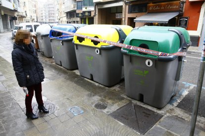 Los Mossos precintaron los contenedores cercanos al domicilio de la víctima en busca de pruebas.