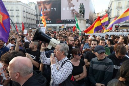 Banderas republicanas en la concentración de Sol.