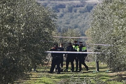 El caçador, Ismael Rodríguez Clemente, ahir pujant al furgó policial després de finalitzar la reconstrucció del doble crim a Aspa.