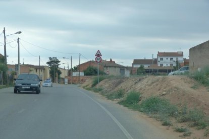 La ruta és molt utilitzada per escolars i no hi ha voreres.