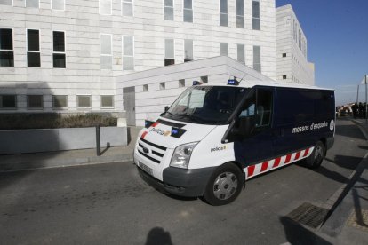 El cazador, Ismael Rodríguez Clemente, ayer subiendo al furgón policial tras finalizar la reconstrucción del doble crimen en Aspa.