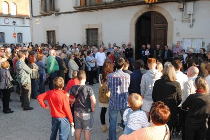 Imatge del minut de silenci que es va fer dissabte passat a Bellvís per recordar la víctima.