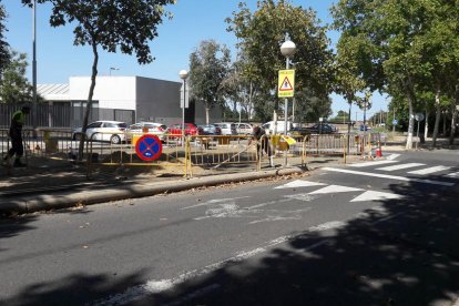 Operarios trabajando en la mejora de este paso de cebra frente al colegio La Mitjana.