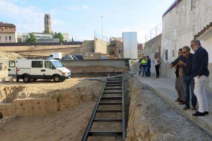 Larrosa va visitar les obres d’instal·lació de les passarel·les.