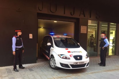 Un vehicle dels Mossos d'Esquadra ha portat el parricida de Bellvís aquest dilluns als jutjats de Balaguer