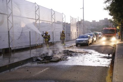 Arden contenedores junto al campo del Atlètic Segre en Cappont