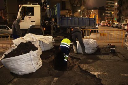 Operaris treballant ahir a la tarda en la reparació de la canonada rebentada.