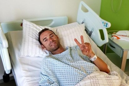 Alejandro Valverde en el Hospital Universitario de Düsseldorf, donde fue intervenido.