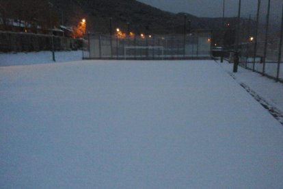 El campo de fútbol de La Seu ayer cubierto por la nieve.