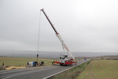 La retirada del camió per part d’una grua de gran tonatge va obligar a tallar la carretera.