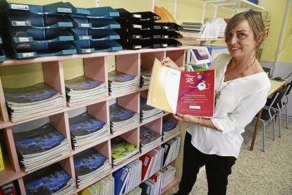 La directora del instituto escuela Torre Queralt, en el Secà de Sant Pere, muestra los libros de texto socializados.