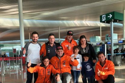 Isidre Esteve, amb la resta de l’equip KH-7 Rally Team, abans de marxar ahir cap al Paraguai.