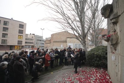 Más de medio centenar de personas recordaron ayer a Màrius Torres junto a su escultura en el Canyeret en el 74 aniversario de su muerte.