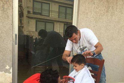 Imagen de Saúl Sancho, peluquero de Badalona, y propulsor de la asociación Tijeras Solidarias. 