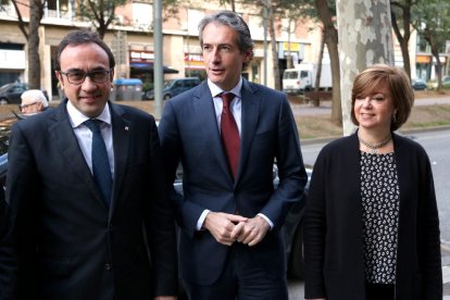 Rull, De la Serna i Borràs, ahir a Barcelona abans de la reunió.