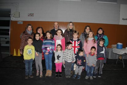 Foto de família dels guardonats ahir al poliesportiu.