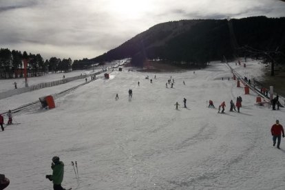 Imatge d’arxiu d’esquiadors a les pistes de Port del Comte.