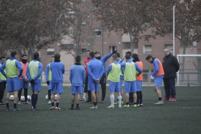 Siviero dóna instruccions als jugadors durant un entrenament.