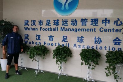 El tècnic lleidatà Albert Culleré, a la seu de la Federació de Futbol de Wuhan.