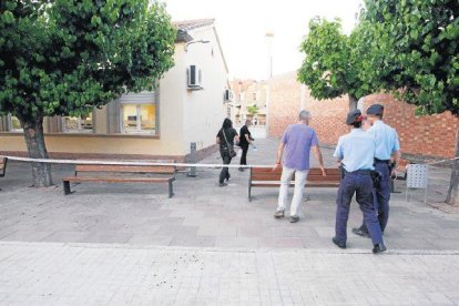 La polícia científica busca proves al lloc dels fets, el