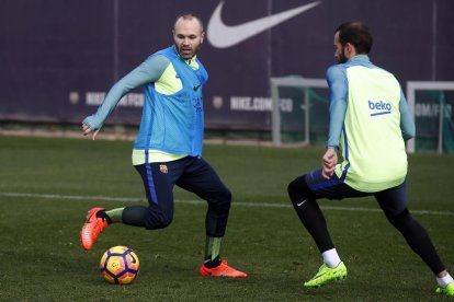 Andrés Iniesta ayer junto Aleix Vidal en su primer entrenamiento con el grupo después de su lesión.