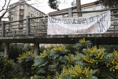 La pancarta colocada en el parking del Rectorado de la UdL.