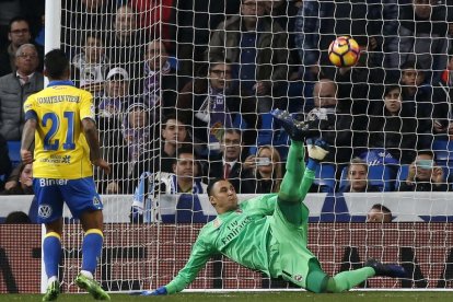 Jonathan Viera supera de penalti a Keylor Navas en el que era el 1-2 para el equipo canario.