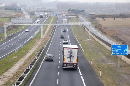 Estructura (parte de la izquierda) colocada esta semana en el kilómetro 501 de la A-2 hacia Lleida.