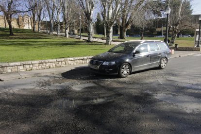 Quejas por un socavón en la calle Monterrey, junto a la Seu Vella