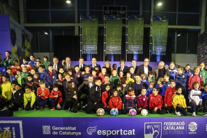 Foto de familia de autoridades, con Carles Puigdemont a la cabeza, los “padrinos” y los niños.