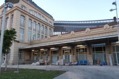 Vista del exterior de la cafetería, ya rotulada con la nueva enseña.  