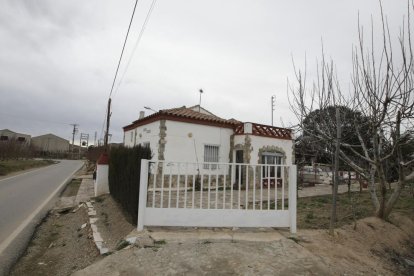 Tres incidències de robatori en una nit ■ Aquesta torre va ser una de les dos on van entrar a robar a Butsènit dilluns a la matinada. En una tercera casa, els delinqüents van forçar una finestra.