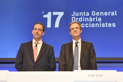 Jordi Gual i Gonzalo Gortázar durant la junta d'acciones de CaixaBank