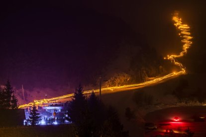 Imagen de la bajada de antorchas la noche del sábado en Espot.