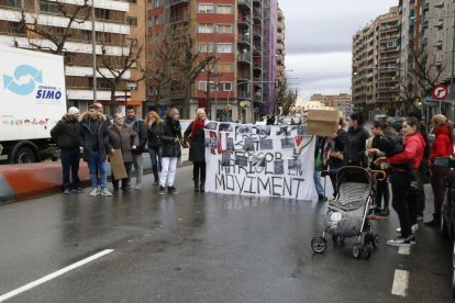 Los manifestantes llenaron una pancarta con fotografías del estado de los pisos.