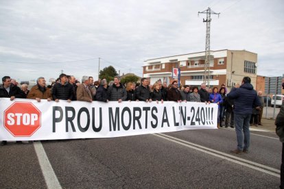 Vecinos, alcaldes y autoridades cortaron la vía.