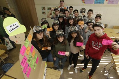 Alumnos del Santa Anna, ayer, con los mensajes escritos y las gorras de la fiesta del domingo.