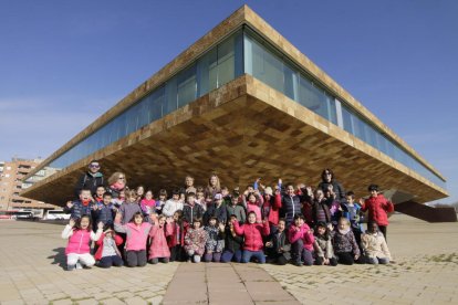 Alumnes de l’Escola Miquel Baró de Seròs, ahir a la Llotja abans d’una projecció d’Animac.