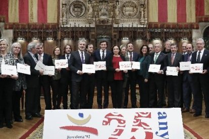 Foto de família a l’ajuntament de l’acte commemoratiu del 25è aniversari de Barcelona’92.