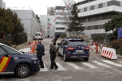 Efectivos policiales en uno de los accesos al hospital de La Paz.