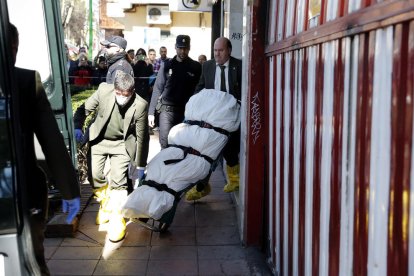 Trasllat del cos de la dona degollada a Alcobendas.